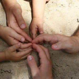 mains dans le sable